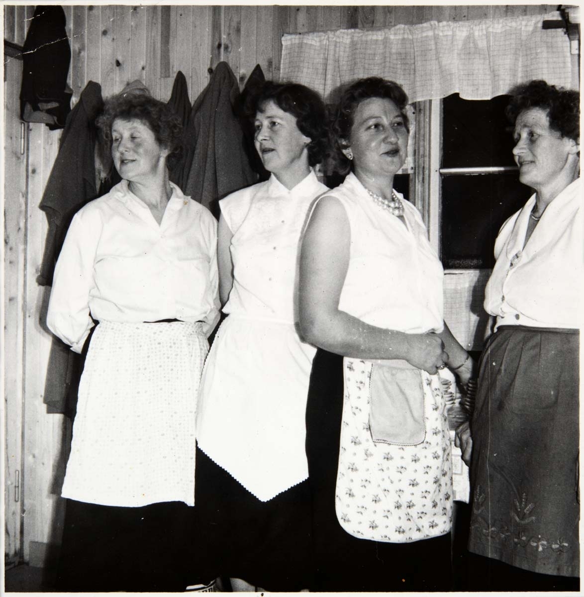 Leirfjord, Leira. Kjøkkenkomiteen på UL Høgtun ved et arrangement. F.v.: Inga Østensen, Mary Vatne, Valborg Vatne og Pauline Hansen.