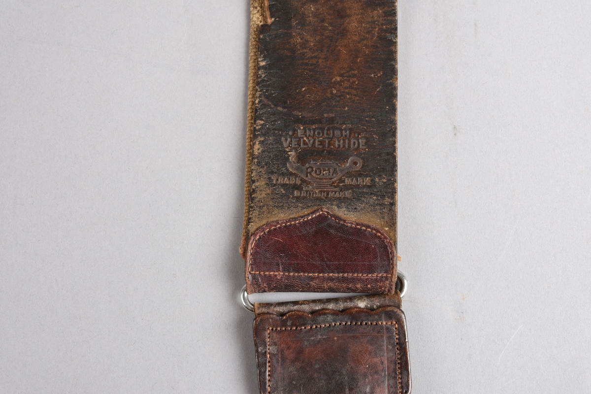 Slipereim for barberkniv. Avlang lérreim med tilsvarande stykke i grov kanvas på baksida, sydd til oppe og nede på lérreima. I endane oppe og nede påsydde endestykker i dobbelt lér. Nede er eit lérhandtak festa med bøyel i endestykket. I endestykket oppe er det festa ein metall opphengskrok med bøyel. Sjølve kroken er todelt og kan klemmast saman til ein sirkel for oppheng.