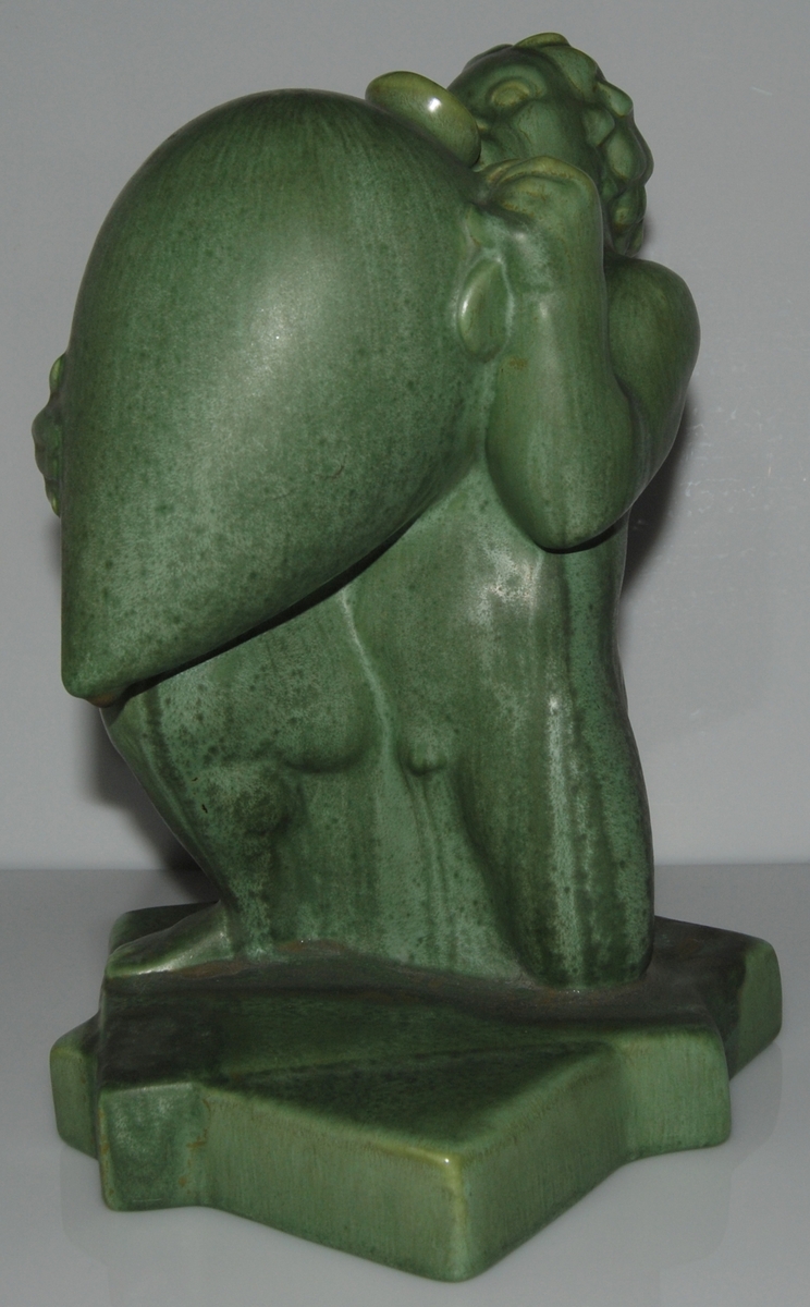 Figurin, glasyr 1777. Titel: Den törstige Caliban, formgiven av skulptör Ivar Johnsson.