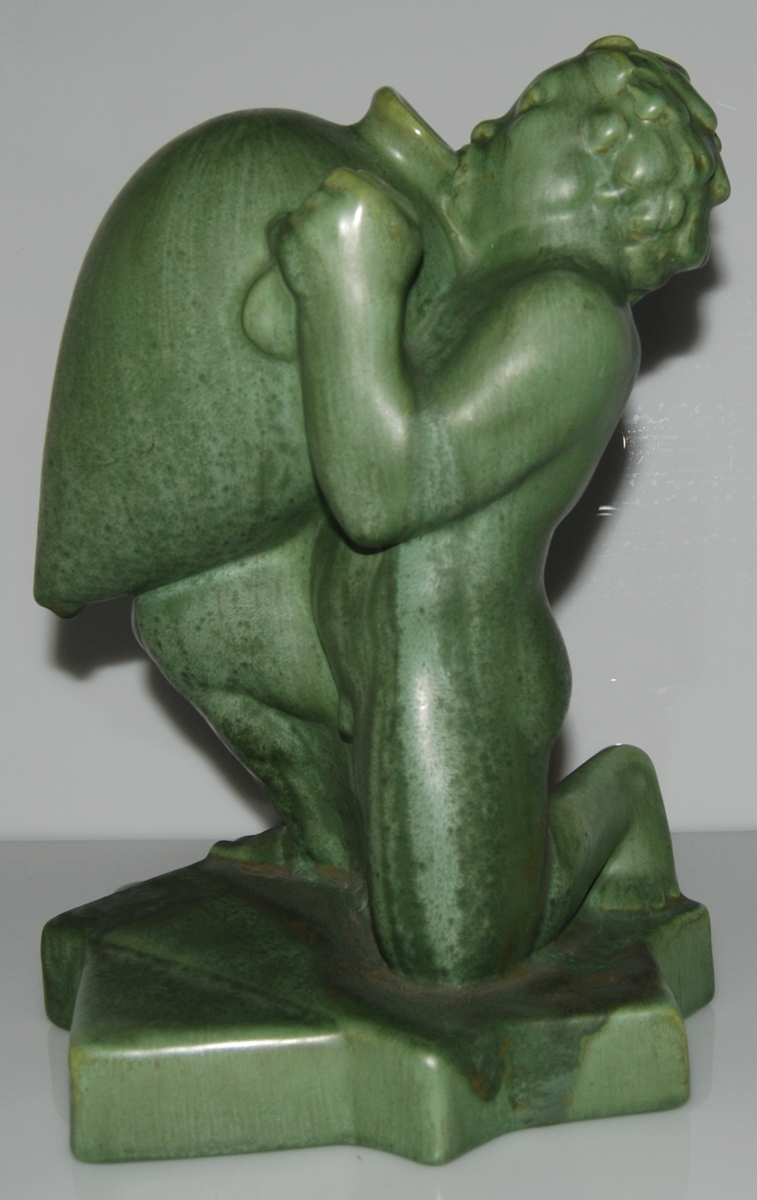 Figurin, glasyr 1777. Titel: Den törstige Caliban, formgiven av skulptör Ivar Johnsson.