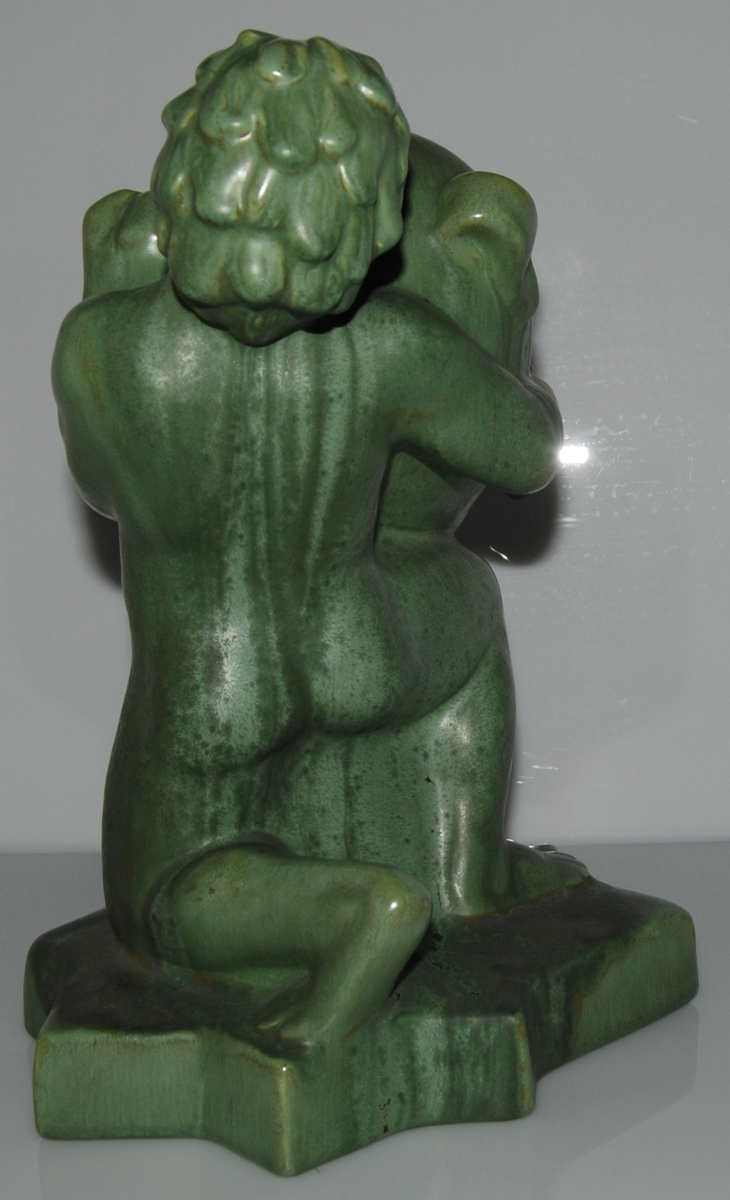 Figurin, glasyr 1777. Titel: Den törstige Caliban, formgiven av skulptör Ivar Johnsson.