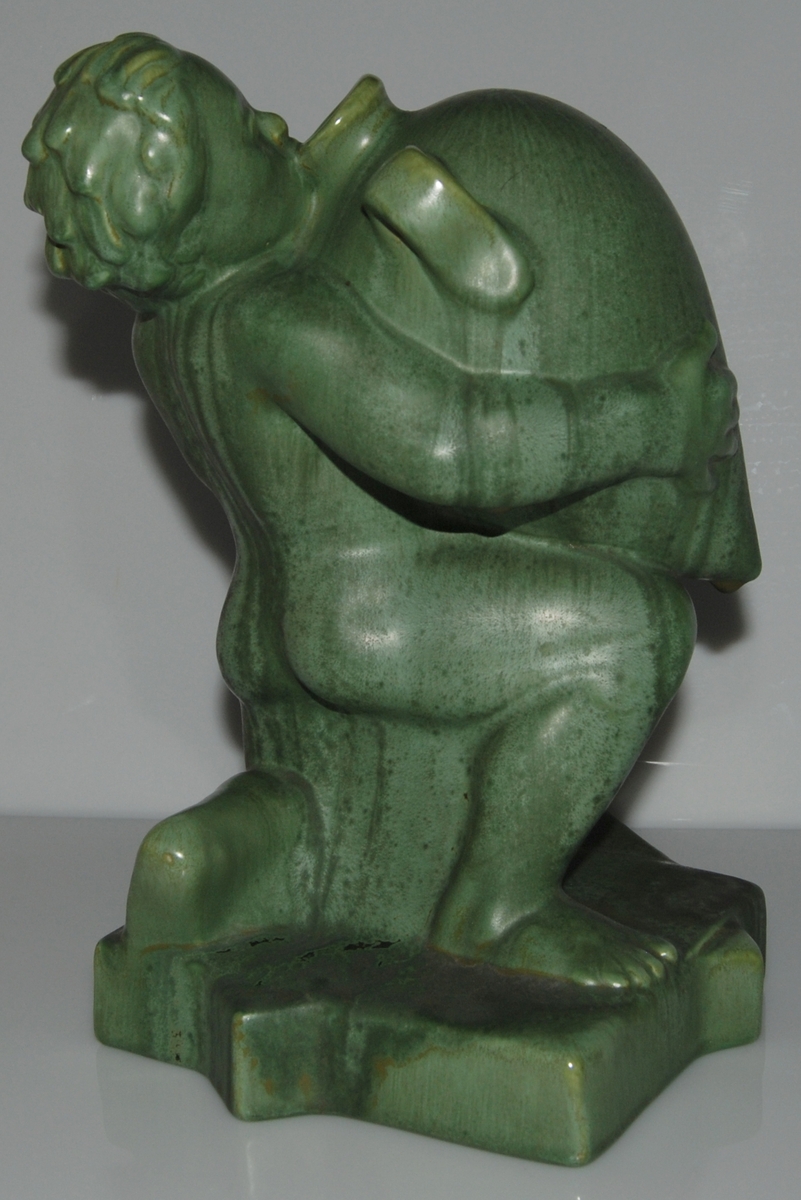 Figurin, glasyr 1777. Titel: Den törstige Caliban, formgiven av skulptör Ivar Johnsson.