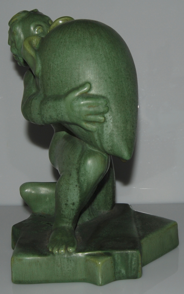 Figurin, glasyr 1777. Titel: Den törstige Caliban, formgiven av skulptör Ivar Johnsson.