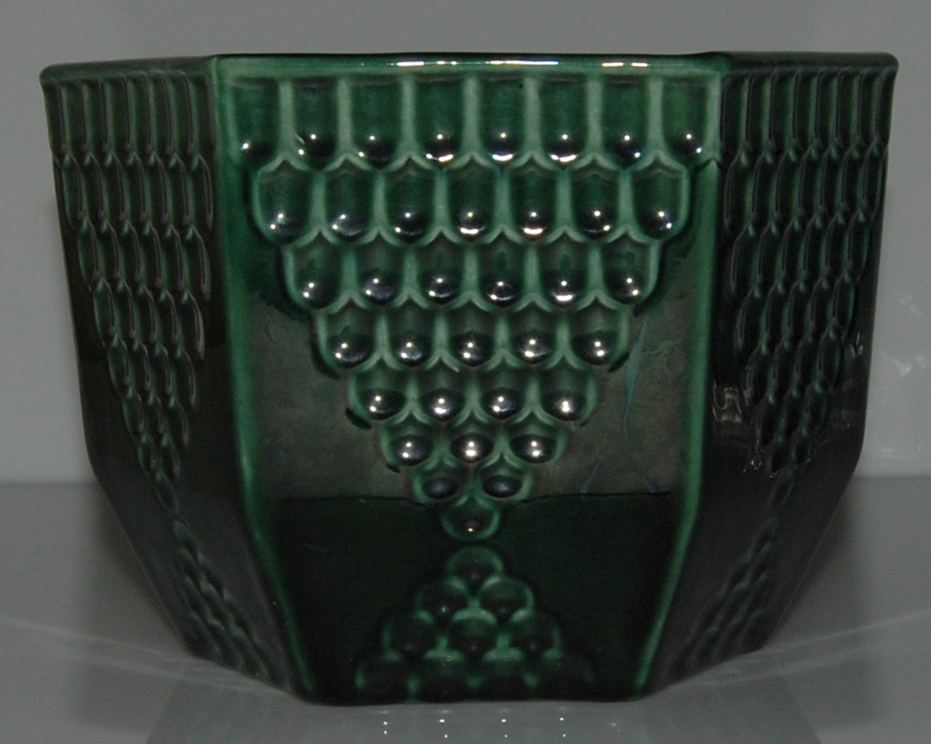 Blomkruka i mörkgrön glasyr, modell O, storlek 0. Form och dekor av Ruben Wallström.