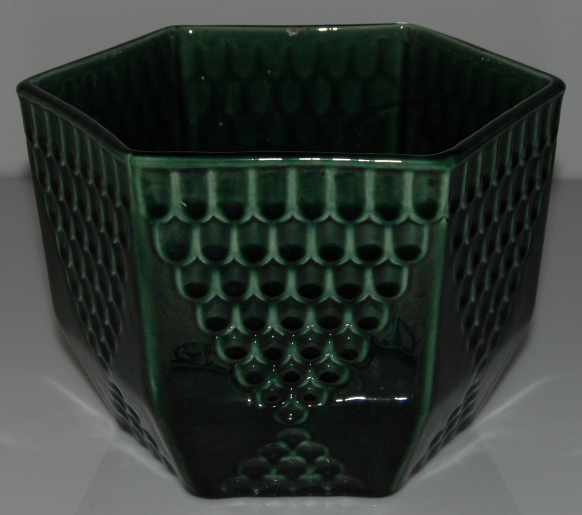 Blomkruka i mörkgrön glasyr, modell O, storlek 0. Form och dekor av Ruben Wallström.