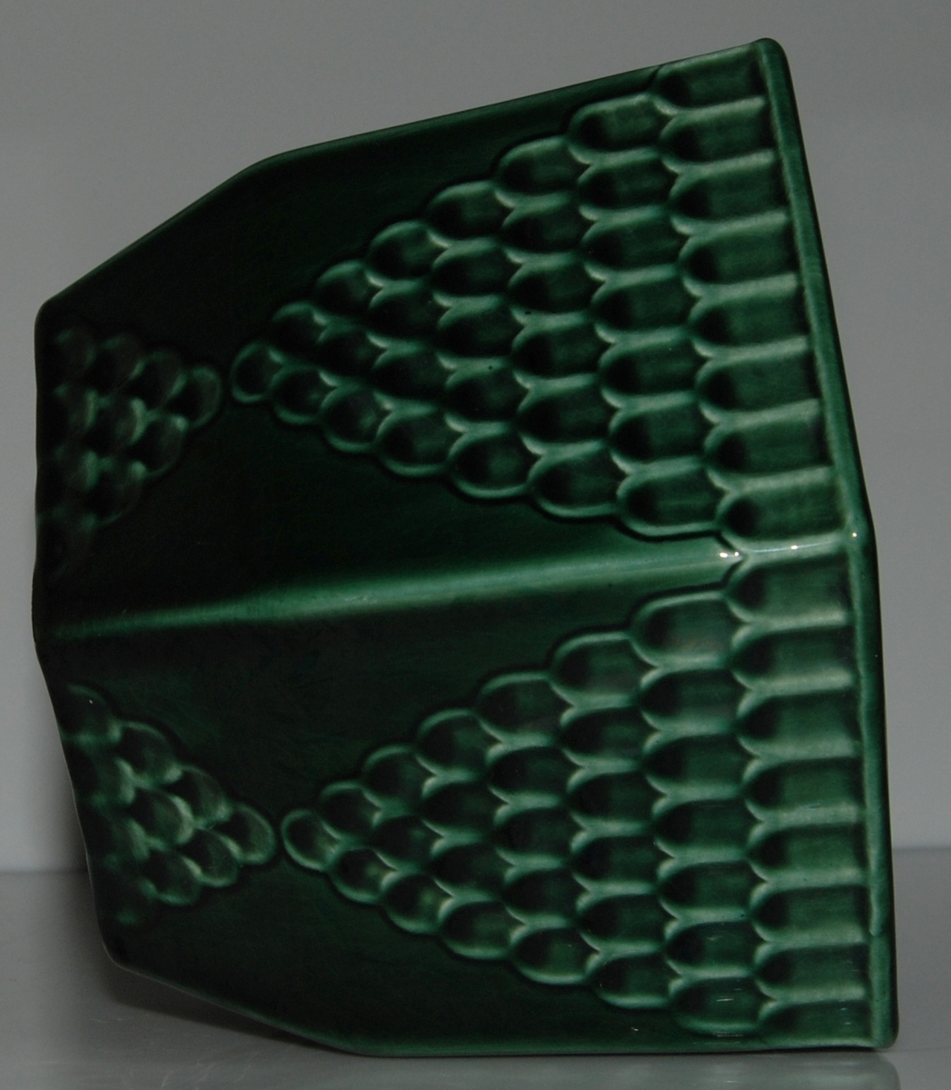 Blomkruka i mörkgrön glasyr, modell O, storlek 0. Form och dekor av Ruben Wallström.