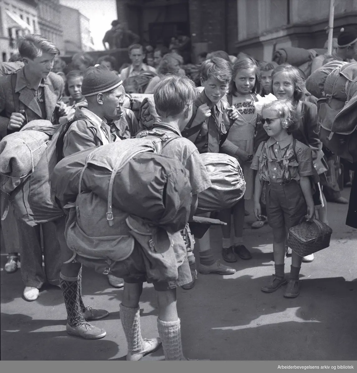 Avreise fra Oslo sentrum til Framfylkingens nordiske leir på Gjøvik 1949.