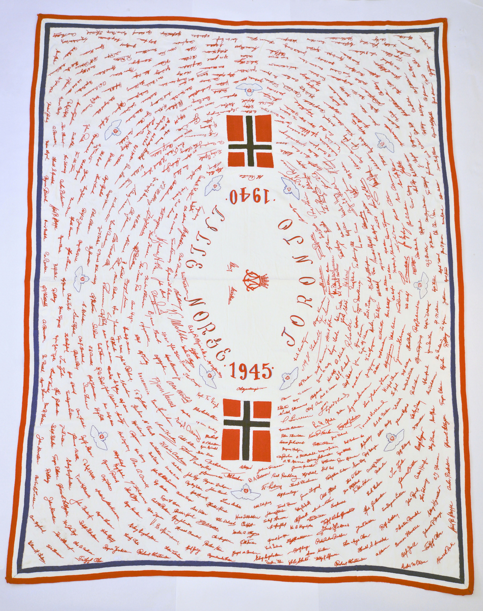 Duk som inneholder navnetrekkene til de norske guttene som ankom Little Norway, Toronto, for å bli flyvere. Duken er håndbrodert av Harriet Skogen som var sekretær til kaptein Omeyer ansvarlig for selektering av flyelevene.
Broderingen startet ved årsskifte 1940/41 og fortsatte til krigens slutt.
Duken ble gitt til Forsvarsmuseet tidlig på 1990 - tallet av kunstnerinnen.