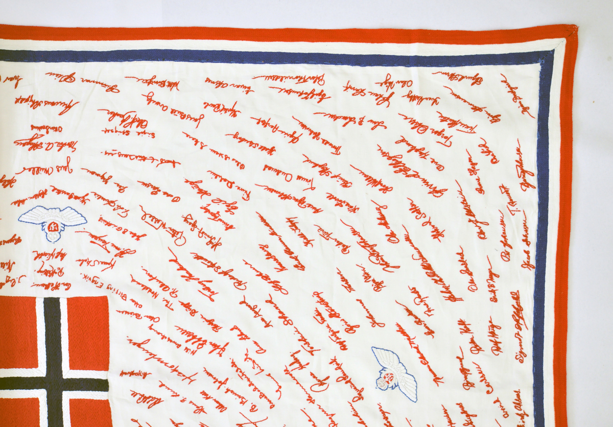 Duk som inneholder navnetrekkene til de norske guttene som ankom Little Norway, Toronto, for å bli flyvere. Duken er håndbrodert av Harriet Skogen som var sekretær til kaptein Omeyer ansvarlig for selektering av flyelevene.
Broderingen startet ved årsskifte 1940/41 og fortsatte til krigens slutt.
Duken ble gitt til Forsvarsmuseet tidlig på 1990 - tallet av kunstnerinnen.