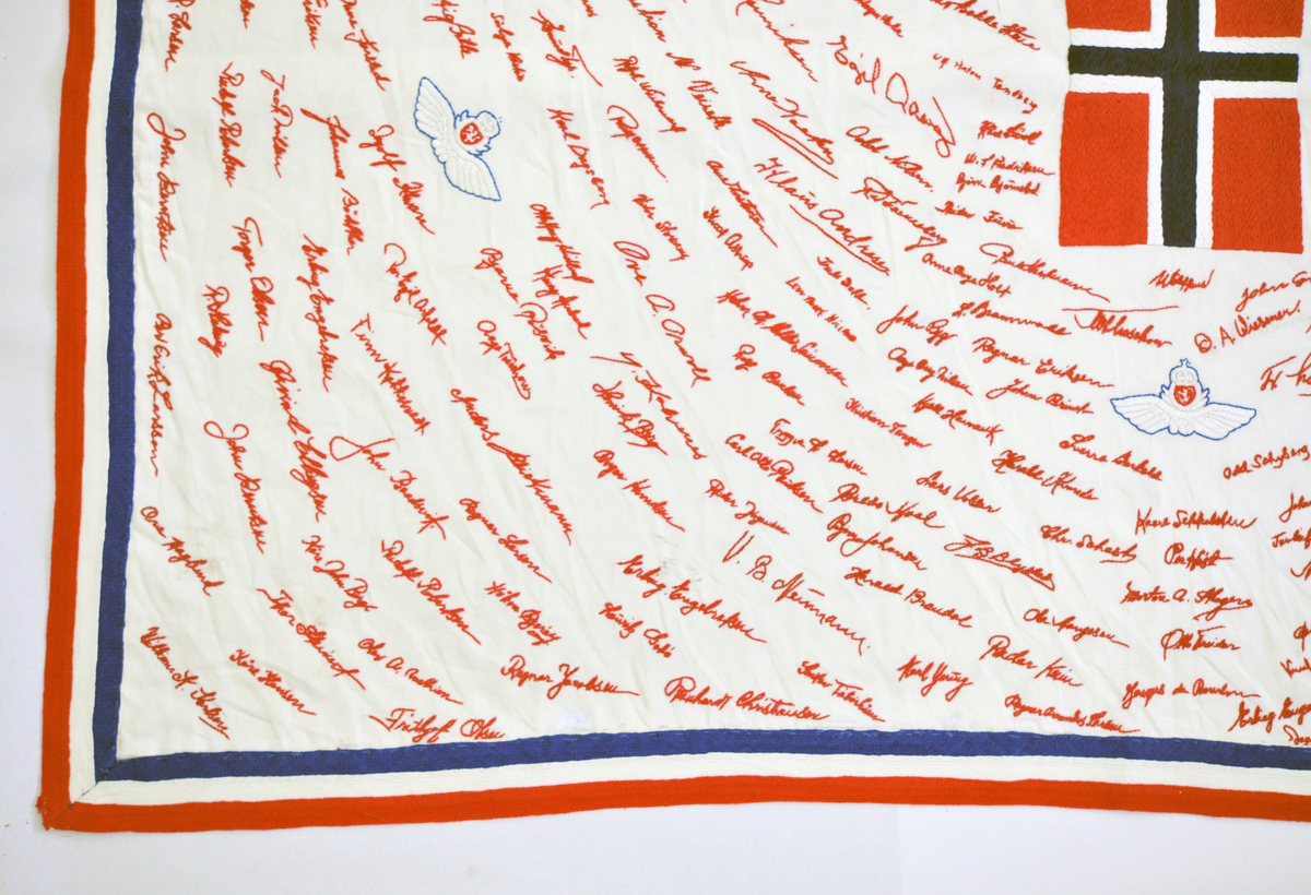 Duk som inneholder navnetrekkene til de norske guttene som ankom Little Norway, Toronto, for å bli flyvere. Duken er håndbrodert av Harriet Skogen som var sekretær til kaptein Omeyer ansvarlig for selektering av flyelevene.
Broderingen startet ved årsskifte 1940/41 og fortsatte til krigens slutt.
Duken ble gitt til Forsvarsmuseet tidlig på 1990 - tallet av kunstnerinnen.