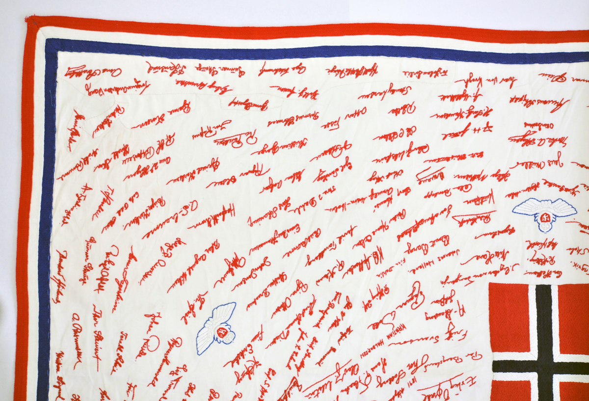 Duk som inneholder navnetrekkene til de norske guttene som ankom Little Norway, Toronto, for å bli flyvere. Duken er håndbrodert av Harriet Skogen som var sekretær til kaptein Omeyer ansvarlig for selektering av flyelevene.
Broderingen startet ved årsskifte 1940/41 og fortsatte til krigens slutt.
Duken ble gitt til Forsvarsmuseet tidlig på 1990 - tallet av kunstnerinnen.