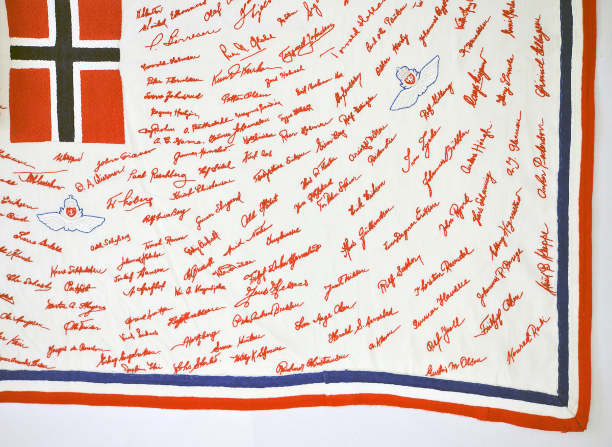 Duk som inneholder navnetrekkene til de norske guttene som ankom Little Norway, Toronto, for å bli flyvere. Duken er håndbrodert av Harriet Skogen som var sekretær til kaptein Omeyer ansvarlig for selektering av flyelevene.
Broderingen startet ved årsskifte 1940/41 og fortsatte til krigens slutt.
Duken ble gitt til Forsvarsmuseet tidlig på 1990 - tallet av kunstnerinnen.