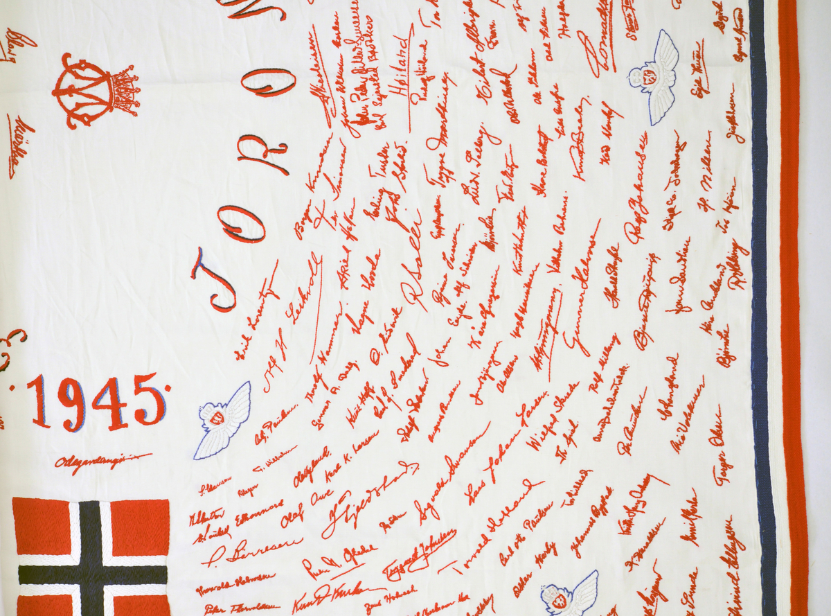 Duk som inneholder navnetrekkene til de norske guttene som ankom Little Norway, Toronto, for å bli flyvere. Duken er håndbrodert av Harriet Skogen som var sekretær til kaptein Omeyer ansvarlig for selektering av flyelevene.
Broderingen startet ved årsskifte 1940/41 og fortsatte til krigens slutt.
Duken ble gitt til Forsvarsmuseet tidlig på 1990 - tallet av kunstnerinnen.