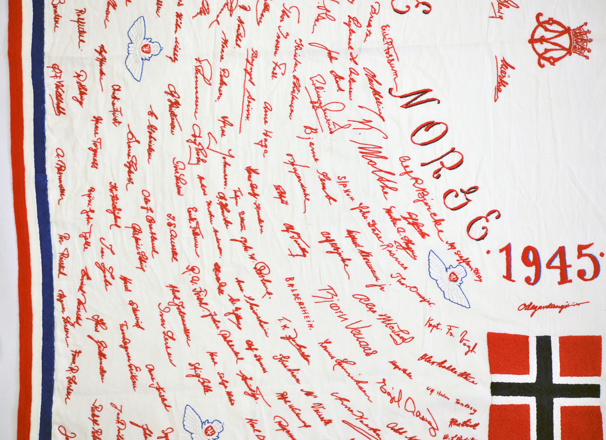 Duk som inneholder navnetrekkene til de norske guttene som ankom Little Norway, Toronto, for å bli flyvere. Duken er håndbrodert av Harriet Skogen som var sekretær til kaptein Omeyer ansvarlig for selektering av flyelevene.
Broderingen startet ved årsskifte 1940/41 og fortsatte til krigens slutt.
Duken ble gitt til Forsvarsmuseet tidlig på 1990 - tallet av kunstnerinnen.