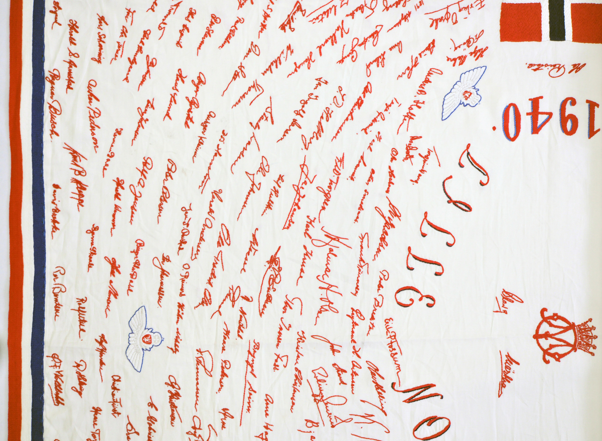 Duk som inneholder navnetrekkene til de norske guttene som ankom Little Norway, Toronto, for å bli flyvere. Duken er håndbrodert av Harriet Skogen som var sekretær til kaptein Omeyer ansvarlig for selektering av flyelevene.
Broderingen startet ved årsskifte 1940/41 og fortsatte til krigens slutt.
Duken ble gitt til Forsvarsmuseet tidlig på 1990 - tallet av kunstnerinnen.