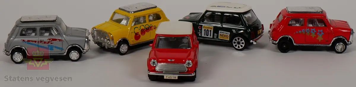 Fem miniatyrbiler av Mini Cooper. Bilene har ulike farger og har hovedfargene gul, grønn, sølv og rød. Bilene er laget av metall med understell og detaljer i plast. Miniatyrene er laget av to forskjellige produsenter. Den ene produsenten har merket med skala 1:43.