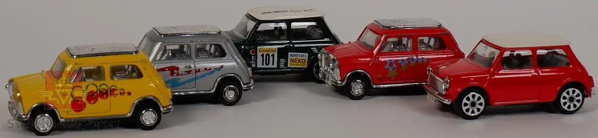 Fem miniatyrbiler av Mini Cooper. Bilene har ulike farger og har hovedfargene gul, grønn, sølv og rød. Bilene er laget av metall med understell og detaljer i plast. Miniatyrene er laget av to forskjellige produsenter. Den ene produsenten har merket med skala 1:43.