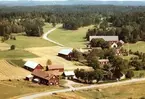 Flygfoto över fastigheter i Komstad. Närmast i bild fastighet Södergård 1 i Sävsjö kommun.