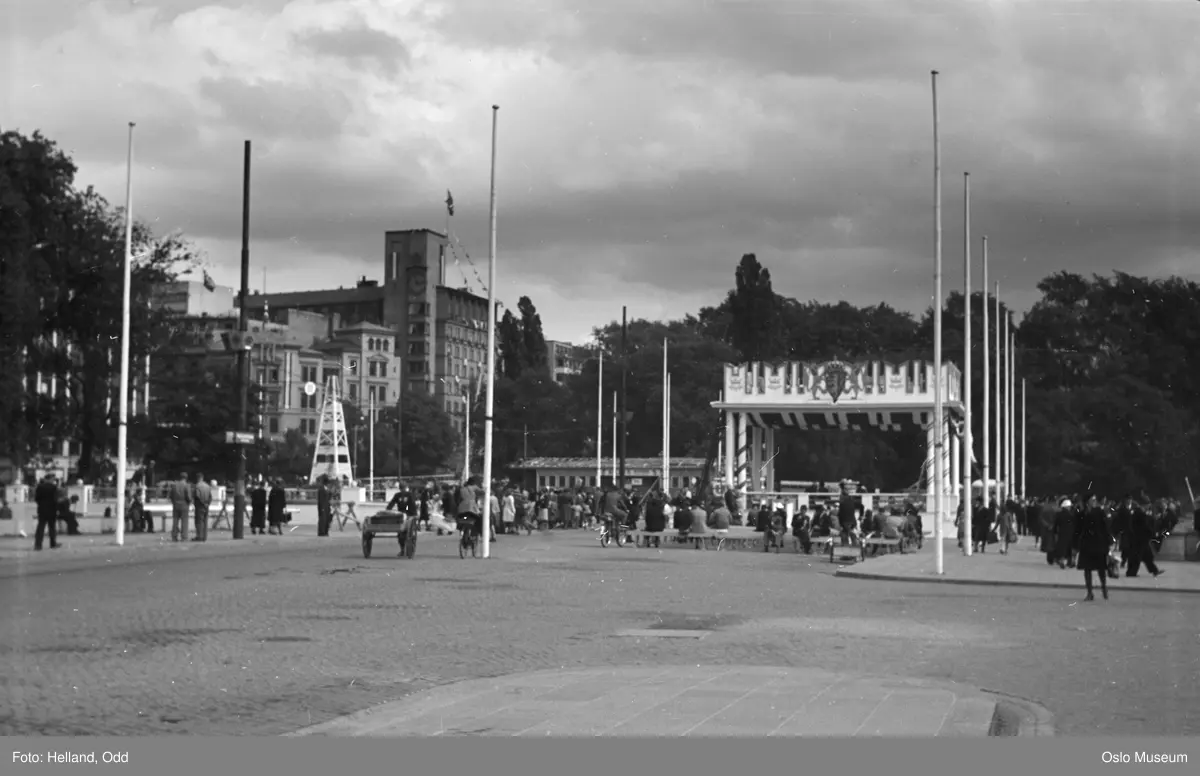 Rådhusplassen pyntet til kongens hjemkomst, mennesker, paviljong, portal, kontorbygninger