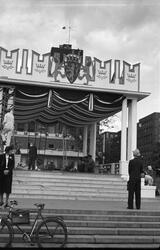 Rådhusplassen pyntet til kongens hjemkomst, 1945.