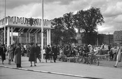 Rådhusplassen pyntet til kongens hjemkomst, 1945.