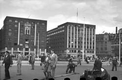 Rådhusplassen pyntet til kongens hjemkomst.