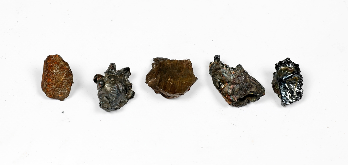 Splintene (5 stk.) lå inni et penal laget av russiske krigsfanger i leir i Heradsbygda. Cfr. GM 25709.
Knudrete
