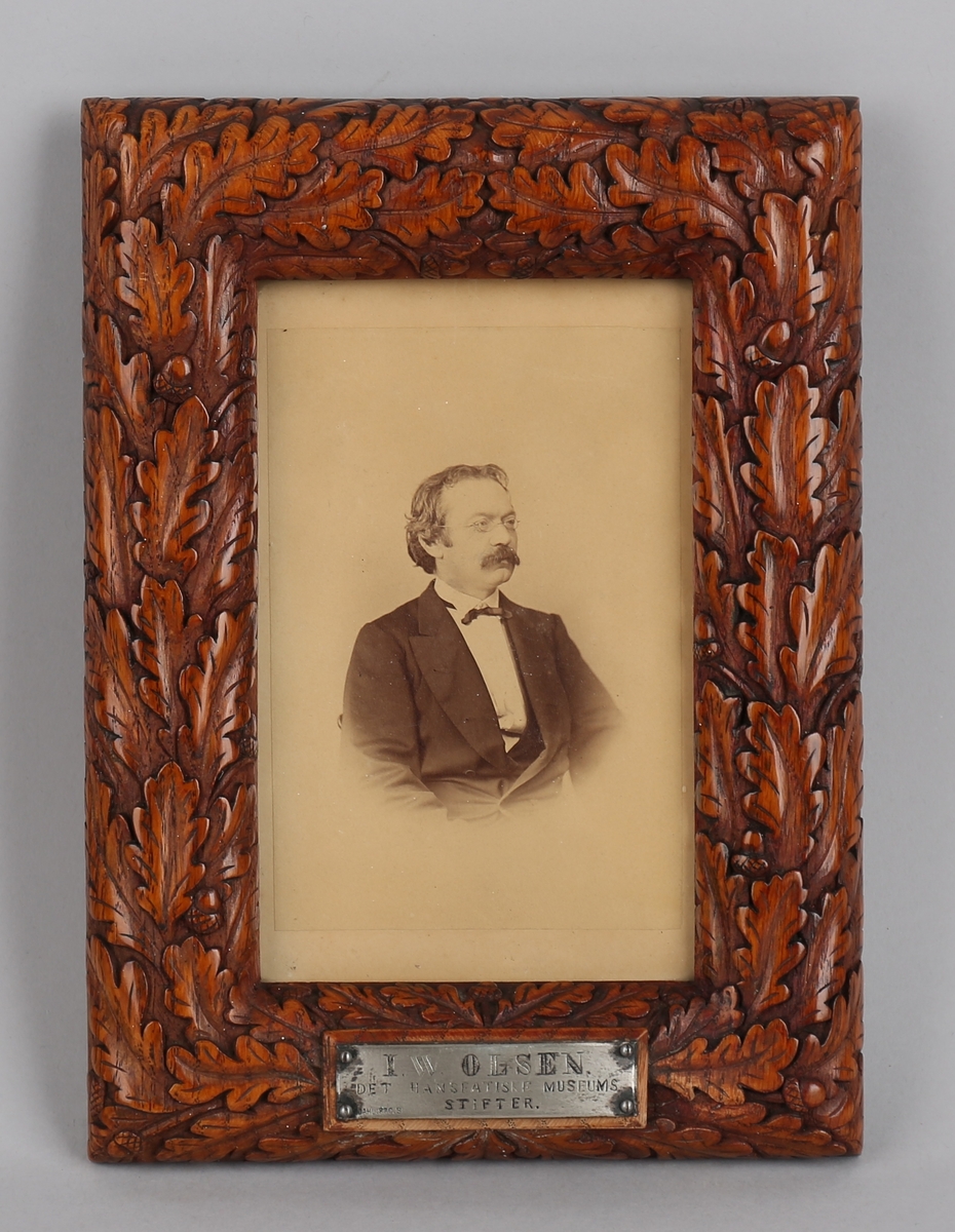 Brystportrett av Johan Wilhelm Olsen, hodet vendt mot høyre.