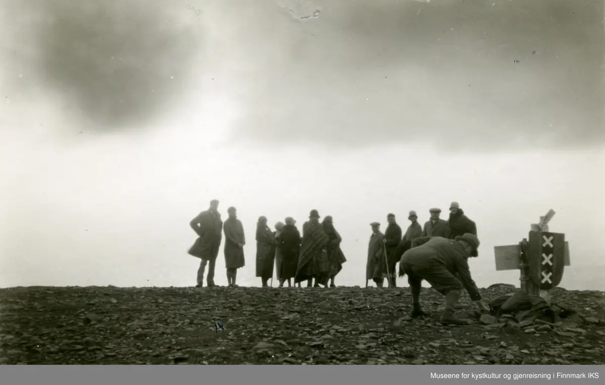 Nordkapp. Besøkende på platået. Antatt 1920-tallet.