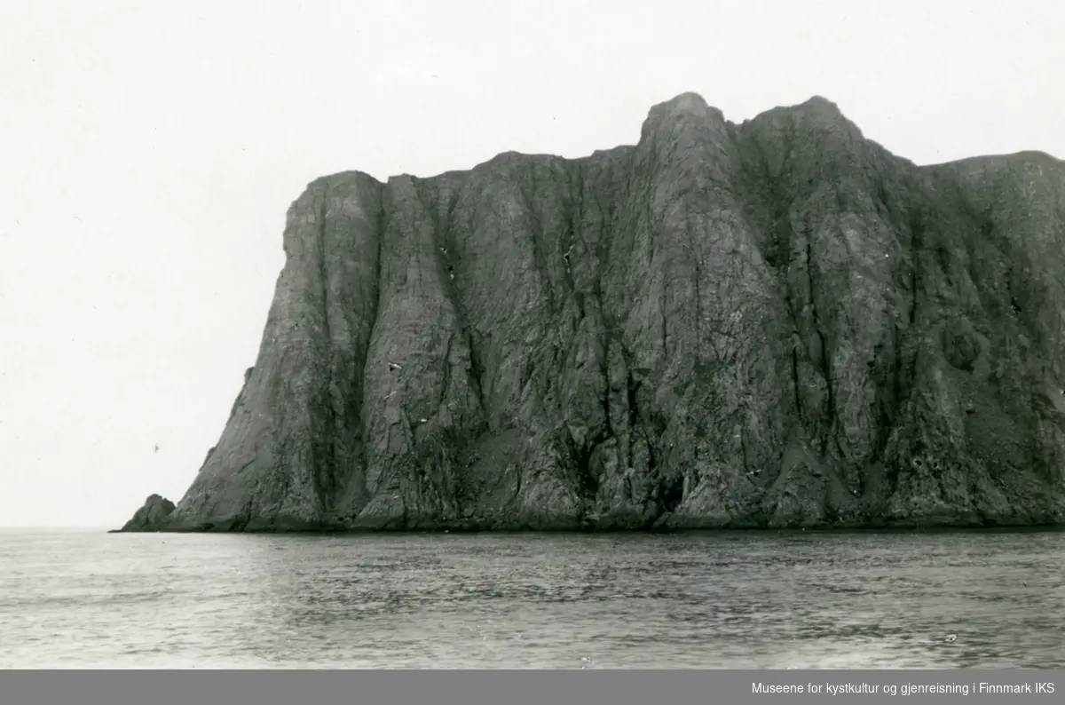Nordkappfjellet sett fra sjøen.
