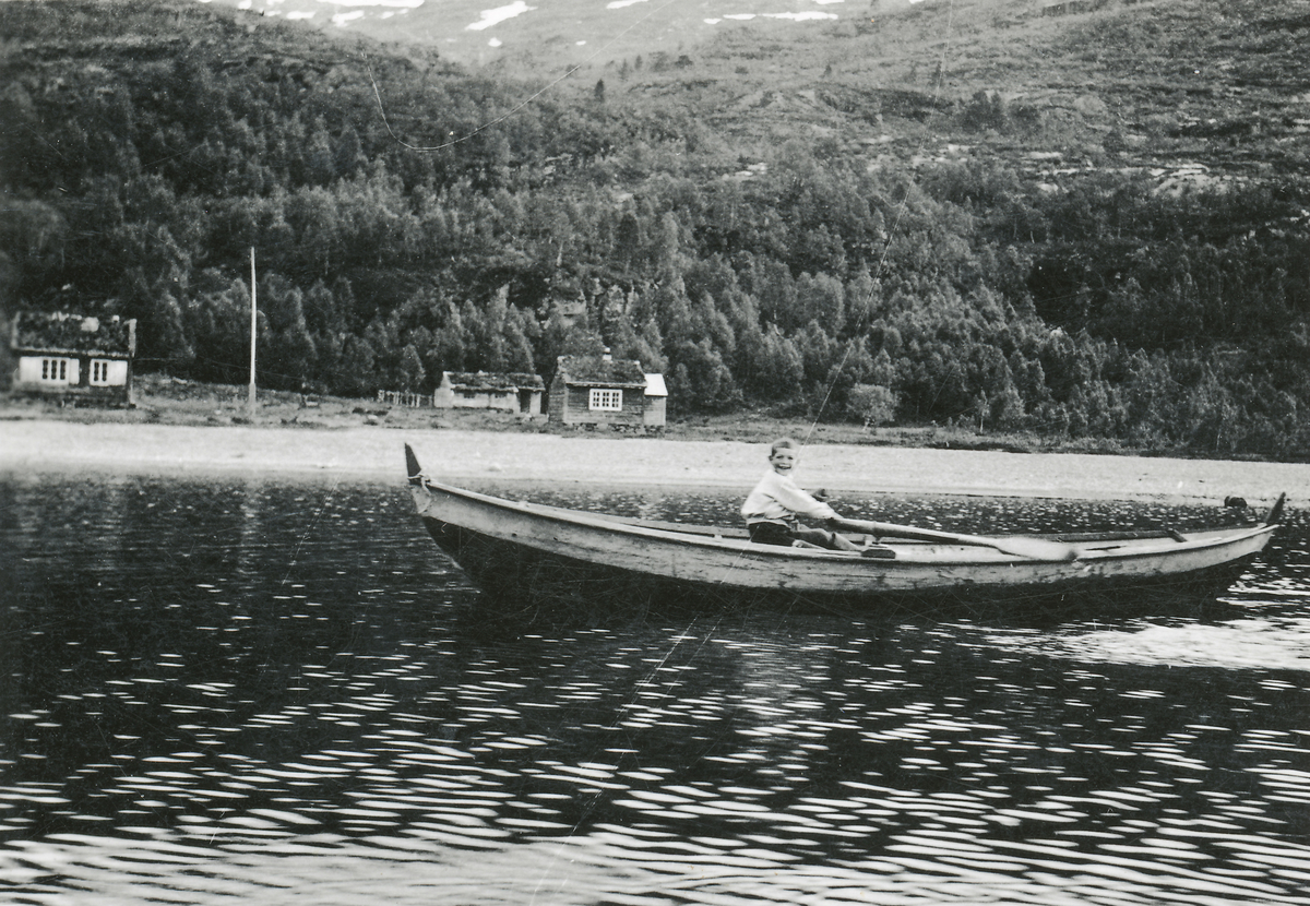 Norvald Sæterdal i båt på Reinsnosvatnet.