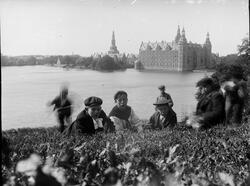 antagelig Danmark
et slott i bakgrunnen
antagelig skoletur m