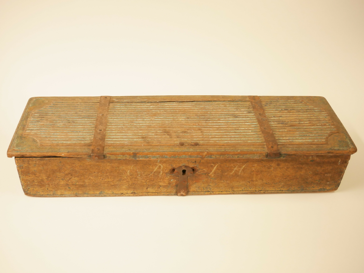 Hardangerfele. Gripebrett med dekor i tre og bein. Rikt dekorert. 
Overflatebehandla med lakk og tusj. Fint avpussa. 
Fela ligg oppi ei felekasse som truleg ikkje høyrar til. 
Lapp med tekst og årstal påskrive limt på innsida av fela.