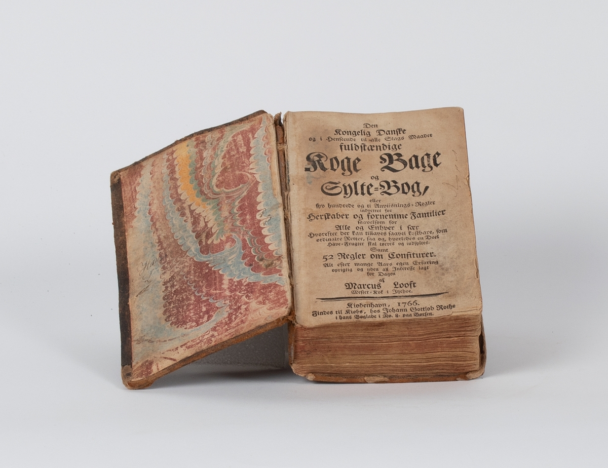 Dansk kokebok fra 1766. Skrevet av Markus Looft.
"Den kongelige danske og i henseende til alle slags maader fuldstændige koge bage og sylte-bog eller syv hundrede og ti anvisnings-regler indrettet for herskaber og fornemme familier saavelsom for alle og enhver i sær hvorefter den kan tillaves saavel kostbare, som ordinaire retter, saa og hvorledes en deel have-frugter skal tørees og indsyltes. 
Samt 52 regler om confiturer. Alt efter mange aars egen erfaring oprigtig og uden all interesse lagt for dagen af Marcus Looft mester-kok i Isehoe ?"
Kiøbenhavn, 11766. Findes til kiøbs, hos Johann Gottlob Rothe i hans boglade i Ro. 8. paa børsen.