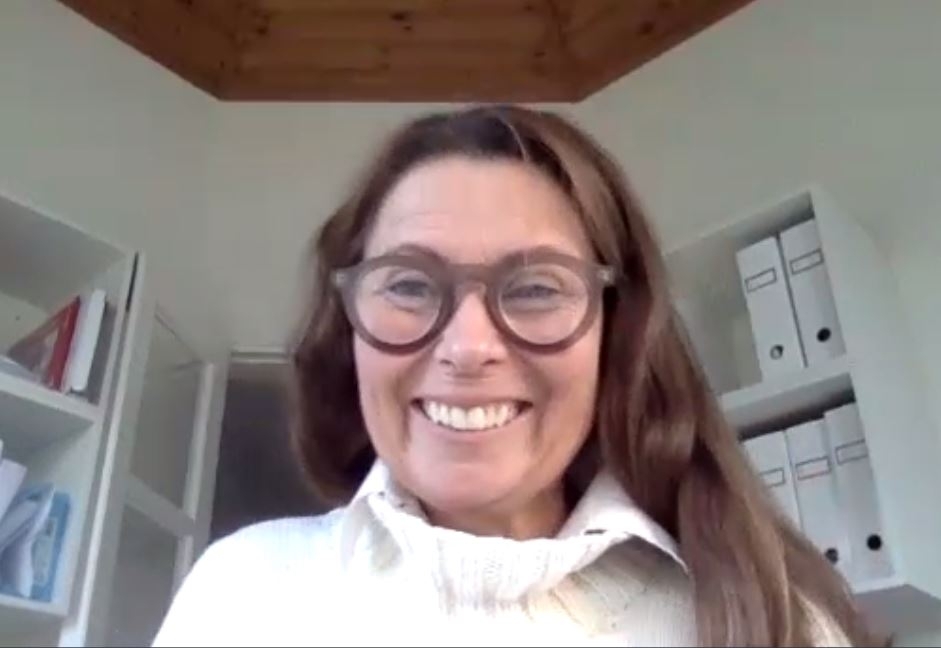 Intervjun ingår i projektet ”Digitala innovationer i skuggan av Corona”. På grund av pandemin genomfördes intervjun över länk via programmet Zoom. Efter intervjun påpekade informanten att det fanns en del information som hon skulle vilja korrigera. Korrigerande information har dock inte inkommit (2021-01-18).

Intervjun handlar till största delen av ADDI Medicals produkt Hope Corona. 

Intervjun genomfördes av Tekniska museets intendent Peter Du Rietz och transkriberades av företaget Rappa tag. Transkriptet är redigerat av Peter Du Rietz.
