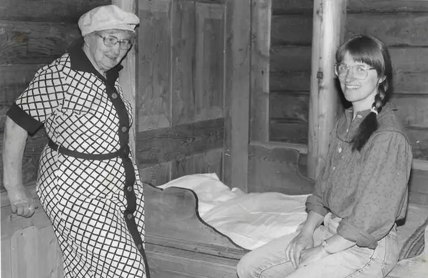 Bildet viser ei jordmor og ei gardskone inne i Svalgangsbygningen.