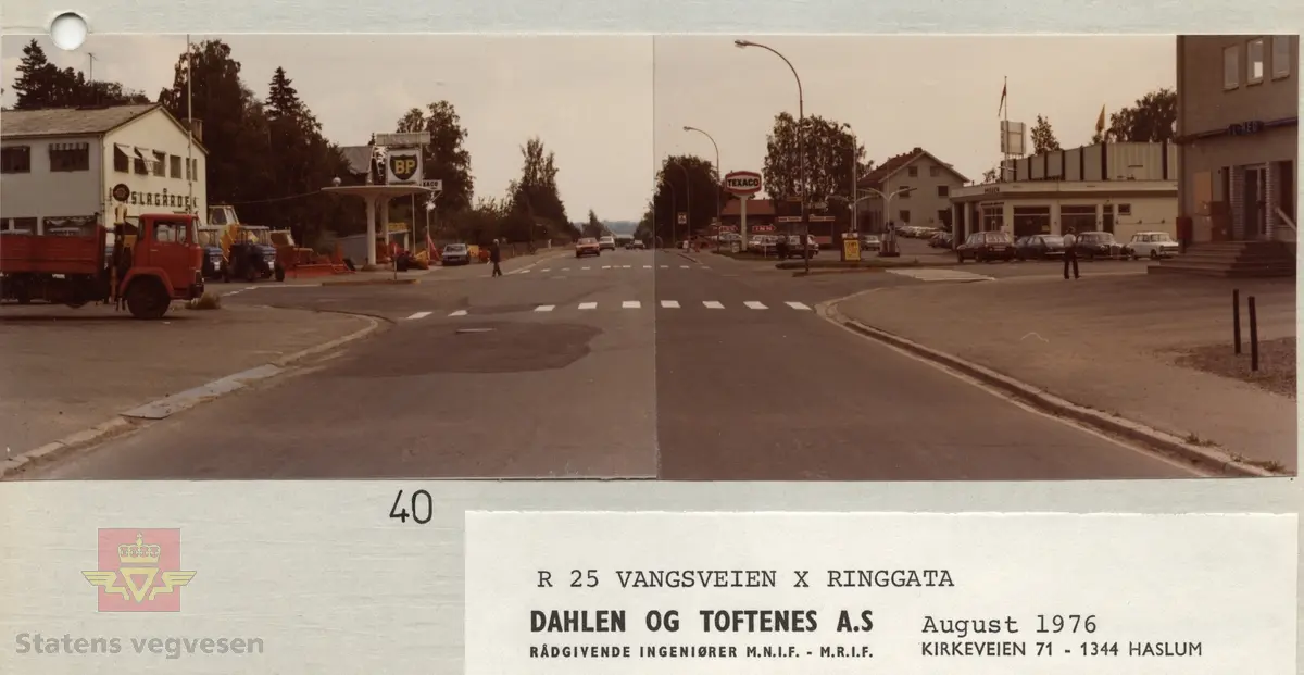 Bilde fra vegkryss Vangsveien - Ringgata på Hamar august 1976.  Bensinstasjonene BP og Texaco på hver sin side av vegen.