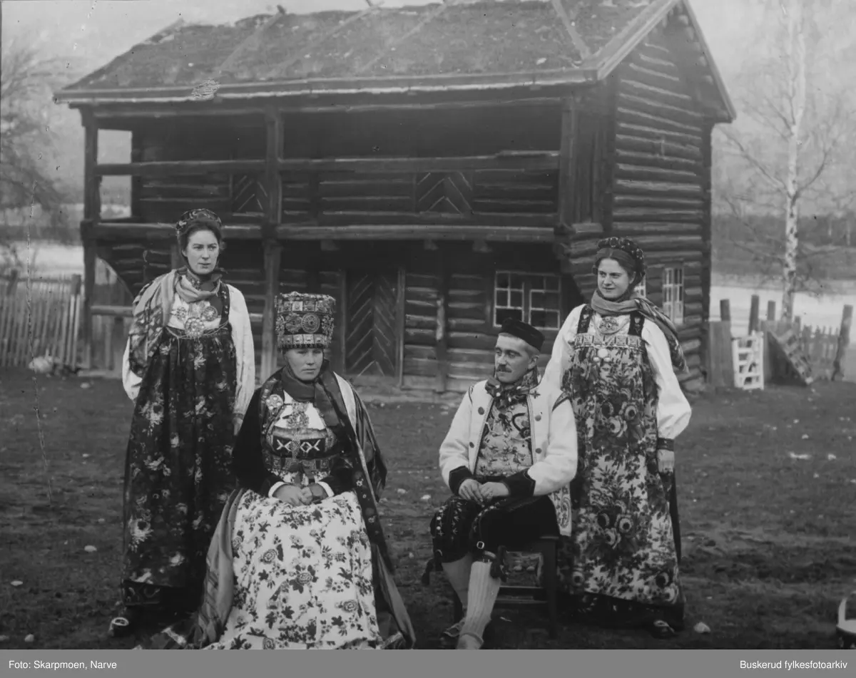 Hallingbryllup. Gruppeportrett av 3 kvinner og en mann i Hallingbunader. Den sittende kvinnen har også brudekrone.