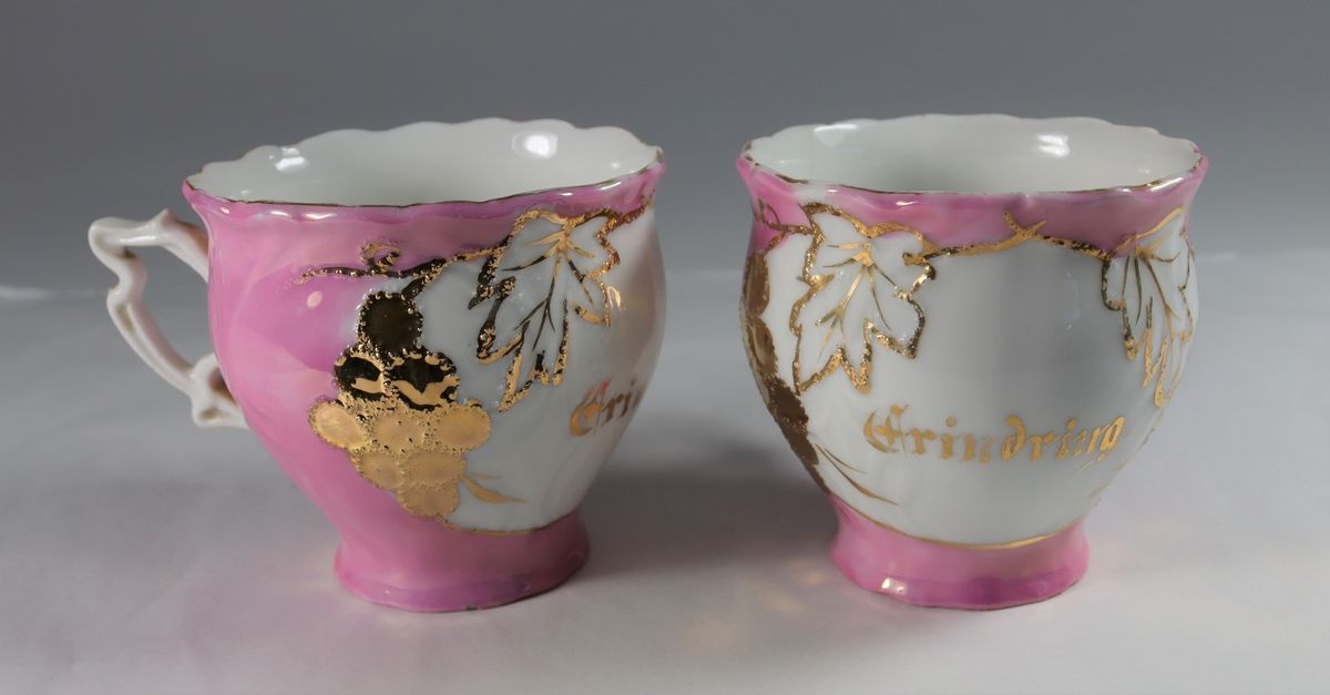 2 erindrings koppar i jugend stil, med dekor i jugend. Bølgeforma korpus.
2 erindrings koppar i rokokko stil. Stilisert blad/drue dekor.