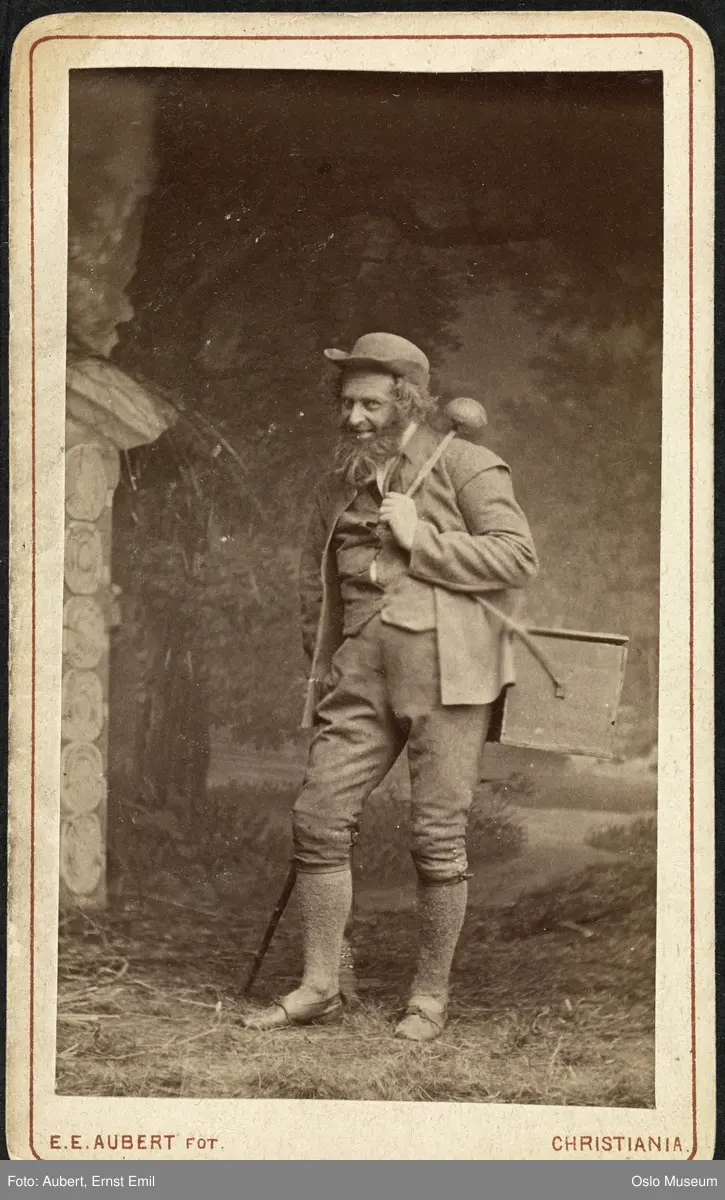 portrett, mann, skuespiller, rollebilde, Knappestøperen i "Peer Gynt" på Christiania Theater, stående helfigur, kostyme