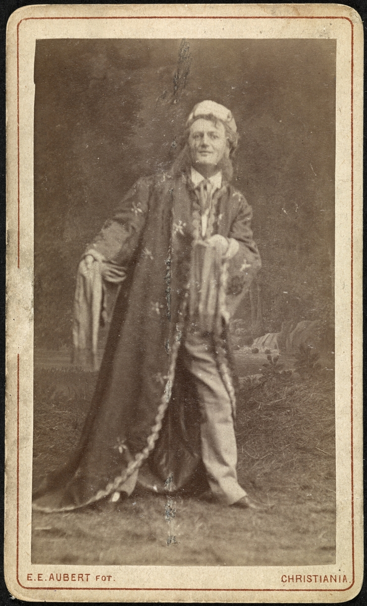 portrett, mann, skuespiller, rollebilde, Peer Gynt på Christiania Theater, stående helfigur, kostyme