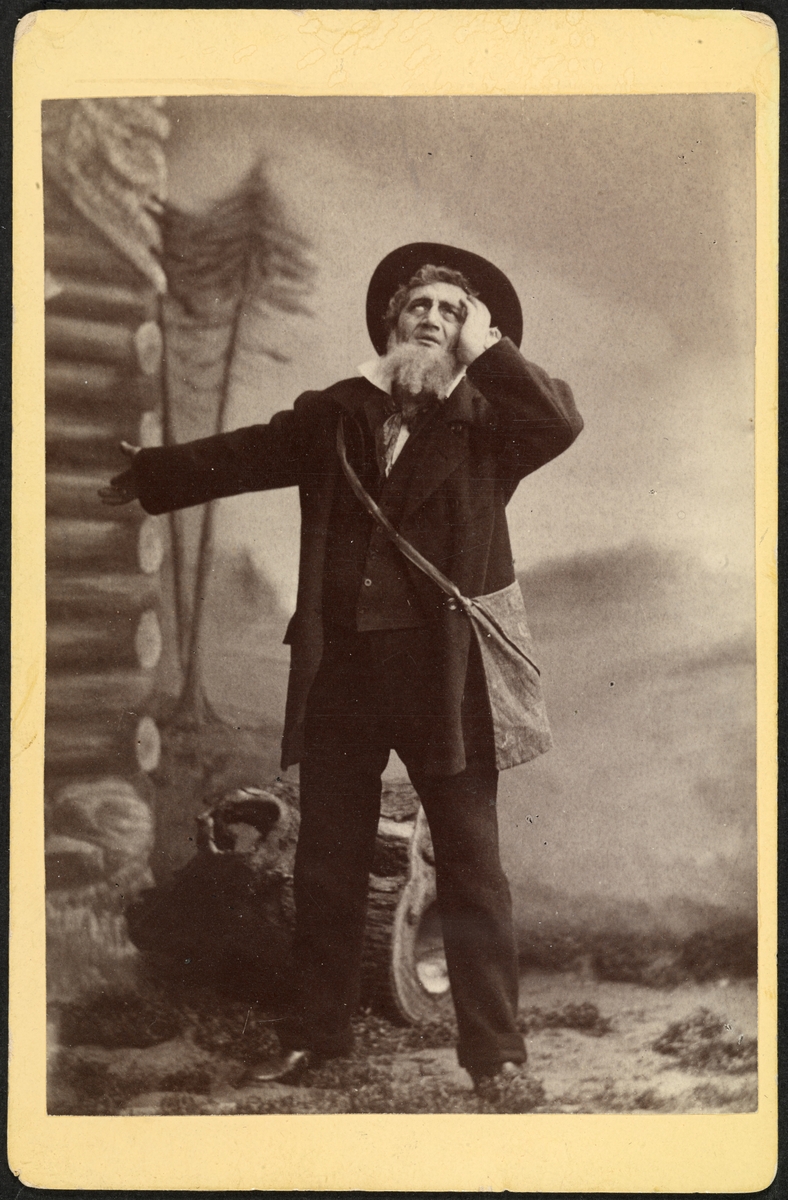 scenebilde, mann, skuespiller, rollebilde, Peer Gynt på Dagmarteatret, stående helfigur, kostyme