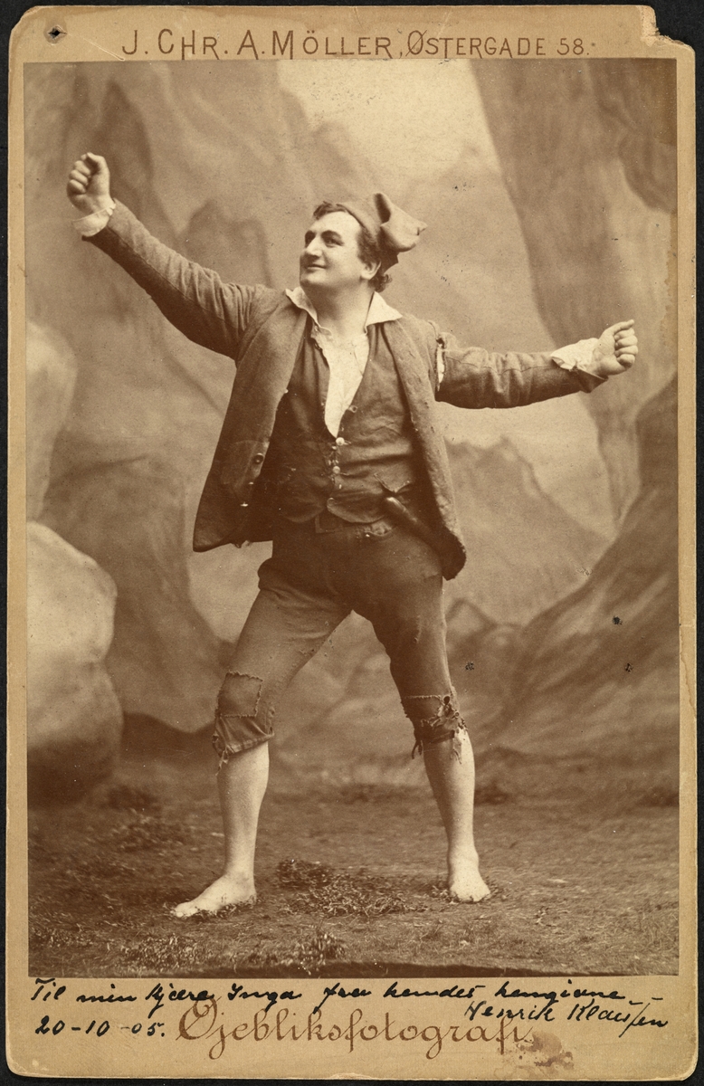 scenebilde, mann, skuespiller, rollebilde, Peer Gynt på Dagmarteatret, stående helfigur, kostyme