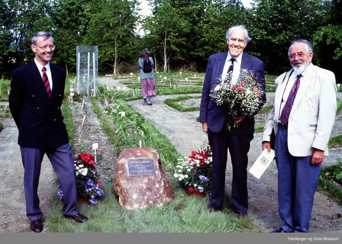 Menn, blomar, hage