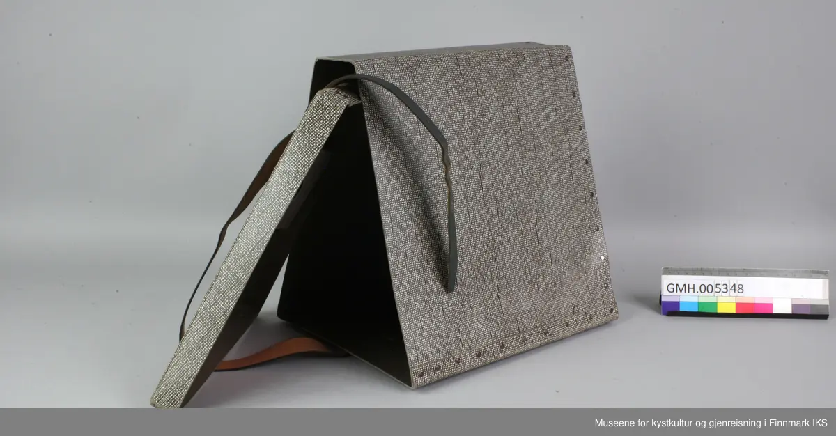 Megafonen ligger i en nærmest trekantet kasse av laminert papp som er klinket med metallnagler og som har fire runde metallføtter på undersiden. Kassen lukkes med en brun og svart lærreim. På innsiden av lokket er det limt inn en rosa lapp med en anvisning på engels, tysk og norsk, hvordan apparatet justeres. Der er det også påført Sivilforsvarets stempel.
Selve megafonen er laget av metall og kunststoff og har en grå lærreim. Rundt trakten er det en kantbeskytter av gul-transparent gummi.