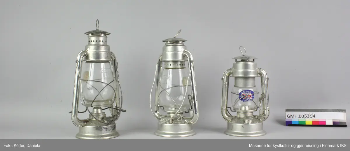 Lampene består hovedsakelig av aluminium og glass. Glasset i midten innfattes og beskyttes av metallkonstruksjonen rundt. De to store lamper har dråpeformede glass som smalner mot topp og bunn. Glassene har alle påklistret blå merkelapper med produsentens logo, et britisk flagg med produsentens navn. Glassene er også merket med tekst foran og en bak. Den mindre lampa har en mer sylindrisk glass. Beholderen til brennstoffet befinner deg helt nederst og har en rund åpning med skrukork samt en skrue for å regulere lengde på veken. Det fører to armer oppover. Der er det festet en bøyle til oppheng. På den ene armen er det en spak man trykker ned for å løfte glasset til påtenning av veken. Toppen av lampa har et tak  med opphengsløkke og som beskytter som dekker luftsprekken under. Fot og topp til de store lamper er merket med «far east», mens den mindre modellen heter «tropic».