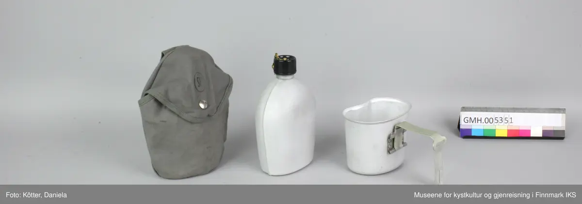 Feltflaskene er laget av aluminium og har en skrulokk av kunststoff. Lokket er festet med en kjede til flasken. Flasken står i en likeformet kopp. Koppen har en metallbøyle på undersiden som kan klaffes opp og sikres som håndtak. Den ene feltflasken har et trekk, et futteral, av grov, grå bomullsstoff som kan festes ved beltet og som kan lukkes med en trykknapp. Både flasker og futteralet er merket med forkortelsen SF som står for Sivilforsvaret. 
