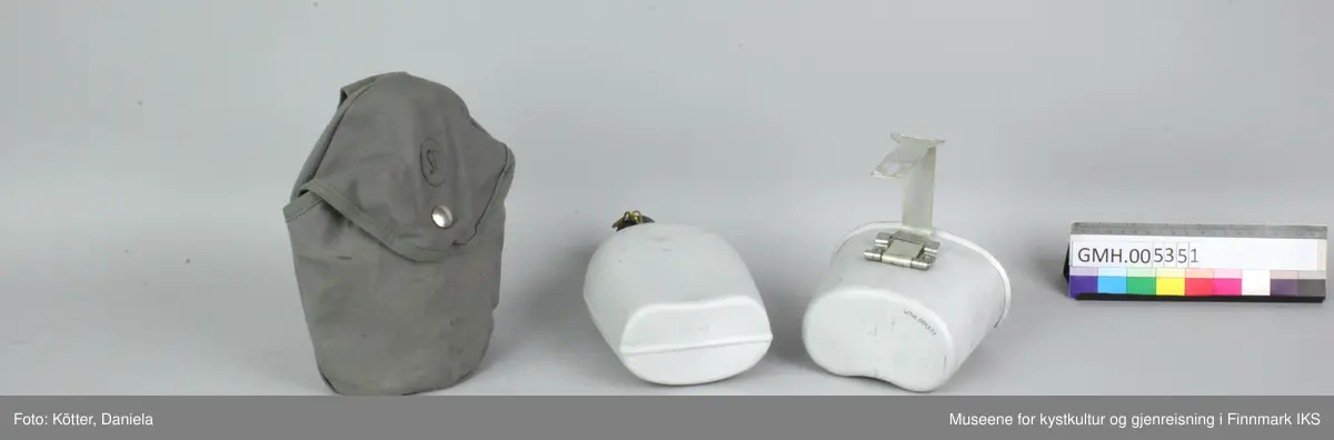Feltflaskene er laget av aluminium og har en skrulokk av kunststoff. Lokket er festet med en kjede til flasken. Flasken står i en likeformet kopp. Koppen har en metallbøyle på undersiden som kan klaffes opp og sikres som håndtak. Den ene feltflasken har et trekk, et futteral, av grov, grå bomullsstoff som kan festes ved beltet og som kan lukkes med en trykknapp. Både flasker og futteralet er merket med forkortelsen SF som står for Sivilforsvaret. 