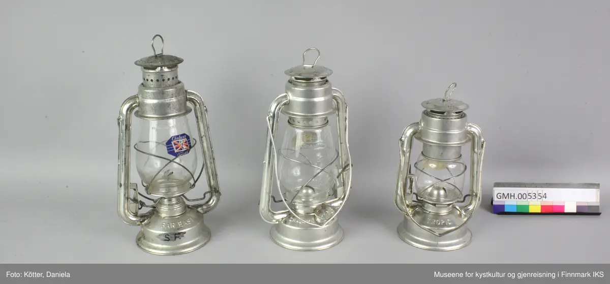 Lampene består hovedsakelig av aluminium og glass. Glasset i midten innfattes og beskyttes av metallkonstruksjonen rundt. De to store lamper har dråpeformede glass som smalner mot topp og bunn. Glassene har alle påklistret blå merkelapper med produsentens logo, et britisk flagg med produsentens navn. Glassene er også merket med tekst foran og en bak. Den mindre lampa har en mer sylindrisk glass. Beholderen til brennstoffet befinner deg helt nederst og har en rund åpning med skrukork samt en skrue for å regulere lengde på veken. Det fører to armer oppover. Der er det festet en bøyle til oppheng. På den ene armen er det en spak man trykker ned for å løfte glasset til påtenning av veken. Toppen av lampa har et tak  med opphengsløkke og som beskytter som dekker luftsprekken under. Fot og topp til de store lamper er merket med «far east», mens den mindre modellen heter «tropic».