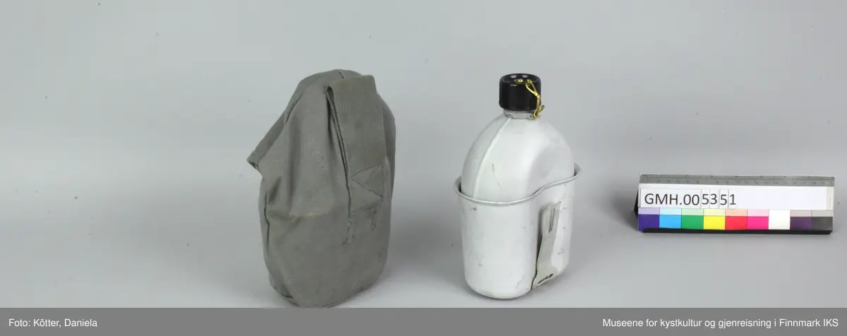Feltflaskene er laget av aluminium og har en skrulokk av kunststoff. Lokket er festet med en kjede til flasken. Flasken står i en likeformet kopp. Koppen har en metallbøyle på undersiden som kan klaffes opp og sikres som håndtak. Den ene feltflasken har et trekk, et futteral, av grov, grå bomullsstoff som kan festes ved beltet og som kan lukkes med en trykknapp. Både flasker og futteralet er merket med forkortelsen SF som står for Sivilforsvaret. 